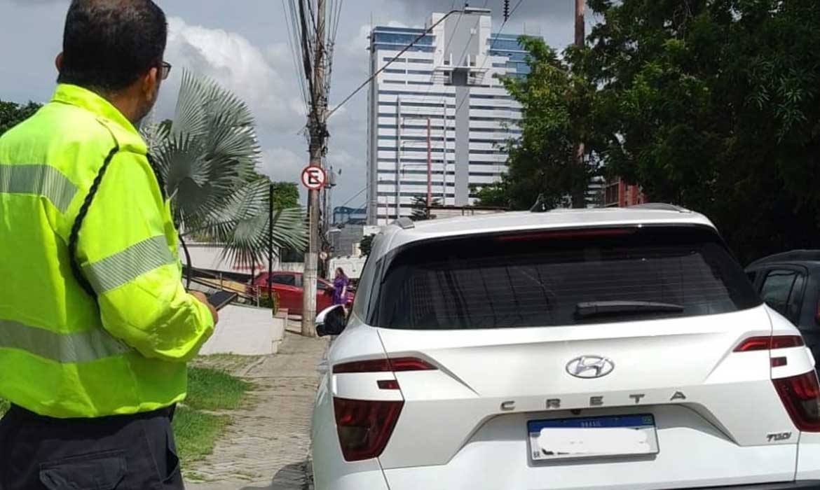 Prefeitura reforça fiscalização e remove veículos