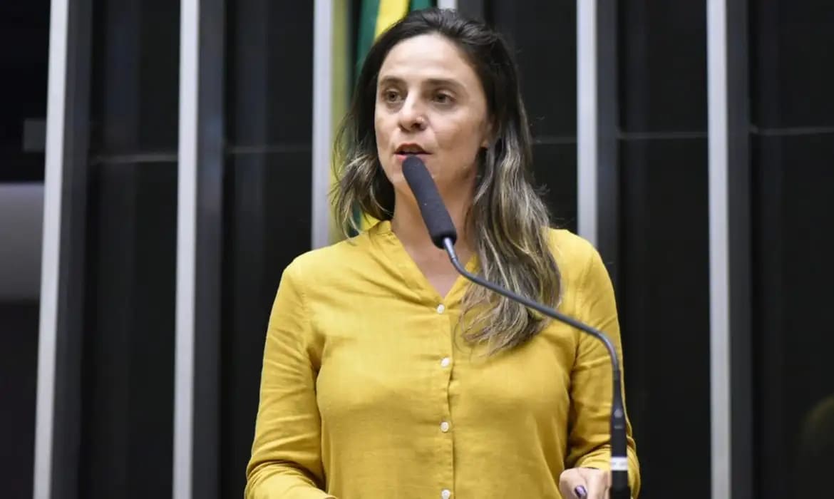 Projeto quer suspender salário de militares